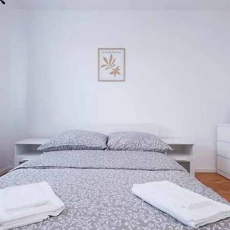 Mozartova- Quiet Getaway With A View Of The Danube Apartment