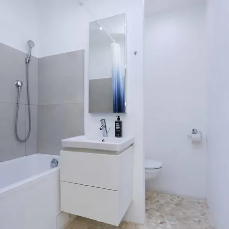 Mozartova- Quiet Getaway With A View Of The Danube Apartment